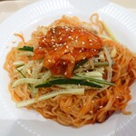 211995447 - ビビン麺 750円✨「♪ご飯が ご飯がススムくん」でおなじみの"ご飯がススムキムチ"使用のコラボ商品。見た目は赤いが、甘辛いヤンニョム系。果物系の甘みも。