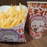 Poppo - ポテトＬ240円、ドリンクM各200円✨夏のヨーカドーは 「ちぃかわ」コラボらしく、こちらでも 紙容器がちぃかわ仕様に♡