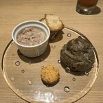 タストゥー - アミューズ
            ・サブレ
            ・竹炭を練り込んだグージェール
            ・鴨肉のリエット