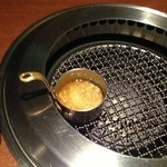 Yakiniku Kotatsu - 玉ねぎオイル煮 タンの上に乗せて。