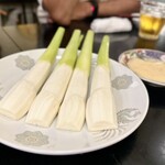 上海チキン 大塚 小閣樓 - 蒸した？まこも茸にオーロラガーリック的なソースを付けて。なんとも言えない食感です。