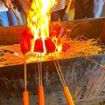 土佐たたき道場 - 藁焼きファイヤー
      灼熱に耐えてこそ、美味しいカツオにありつけます