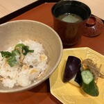 御料理 貴船 - フキとワラビと桜エビの御飯,香の物,よもぎ真薯の味噌汁