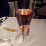 インカント - 初回訪問時（４月）一杯目のビール撮リ忘れて、斜め前女子のアワですぅ。