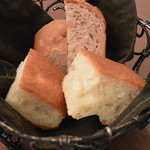 カーラ ラガッツァ - 2013/09　パスタランチ(1,800円)のパン