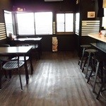 大津家 - ブラックらーめんなので？黒を基調とした店内。