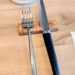 ACiD brianza - ACiDのステーキナイフはクチポール。他のカトラリーもクチポールで統一されていますね。意外とステーキナイフは別ブランドのお店が多い気がしていたから珍しい感じがするな。シェフのこだわりかな