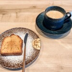 ACiD brianza - 焦がしバターはちみつパウンドケーキにホイップ焦がしバタービーポレン。コーヒーと。ランチコースの定番、これこれ、ACiDの〆はこれよねって感じ(^^)サクッほろしっとり。甘じょっぱい添えものと美味しく♡