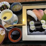 魚杳 - 寿司定食＝1300円
            ※平日ランチメニュー