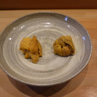 鮨 十兵衛 - 敦賀の雲丹(左)と小浜の雲丹(右)