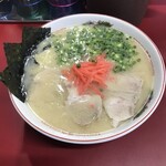 Ramen Tatsumi - たつみラーメン（大盛）赤いのは生姜じゃなく筍