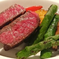 和乃八窓庵 - 焼物～和牛のロースト。グリーンアスパラ&インカのめざめを果実ソースとトリュフ塩&フライガーリックにて。