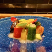 YAKITORI 燃 es - 9種の野菜サラダ 自家製ドレッシング
                  パプリカ・人参・トマト・茄子・ズッキーニ・オクラ・とうもろこし・かぼちゃ・枝豆、夏野菜も多く彩り豊かさにテンションも上がります⤴︎
                  やはり自家製ドレッシングが秀逸！