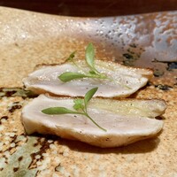 YAKITORI 燃 es - 押岡地鶏胸肉 マイクロパクチー
                夏の地鶏は熱さから餌の食べが悪く身も痩せるそうです。
                当然味にも影響は出るのでしょうが、そこまで感知できる繊細さは待ち合わせてませんので、今宵も凄く美味しいのです♪
