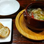 ワイン居酒屋 シャルボン - エビと小イカのアヒージョ、バケット