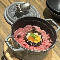 東京焼肉いのうえ 銀座店 - 黒毛和牛海鮮ご飯
                    ストウブの鍋
                    蓋のトップは牛でオシャレさを忘れない
                    肉が敷き詰められた真ん中には雲丹といくら