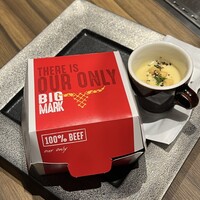 東京焼肉いのうえ 銀座店 - 特製のBOX
                    入りで遊び心がある一品
                    ファストフード風ながらリッチな味わいなサンドイッチ