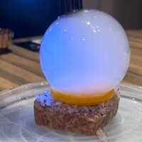東京焼肉いのうえ 銀座店 - 瞬間燻製ユッケ　栃木県産の美珠卵 ミシュランと絡めてバブルリックで食べられるシャボン玉がTOPに飾られて弾けさせる演出