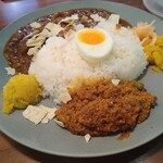 フィッシュ - ２種コンボ(ポークカレー＆キーマ) 1200円(税込) パパドクラッシュ後