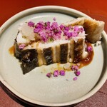 馳走 啐啄一十  - 【写真⑰】炭火焼き真名鰹(広島県倉橋島、2kg、7日熟成)、野菜6種と醤油のタレ、紫蘇の花