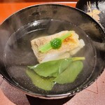 馳走 啐啄一十  - 【写真⑤】炭火焼き白甘鯛(愛媛県八幡浜)、丘若布添え、利尻昆布と血合抜き鮪節の出汁のお椀