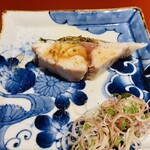 馳走 啐啄一十  - 【写真③】炭火炙り焼き真鯵(山口県周防大島、1.3kg)、自家製柚子胡椒