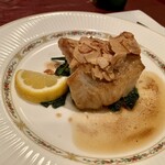 狐狸庵 - ★ヒラメのアーモンド焼き
      魚と薄切りにしたアーモンドの絶妙なバランス！
      食感もソースも最高♪
      マナー的にはアウトだろうけど、フランスパンで余ったソースを綺麗に拭き取って食べました。