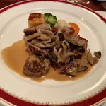 狐狸庵 - ★サーロインステーキ キノコと胡麻ソース添え
      毎回お肉料理は、仕入れの状態によって焼き加減等を調整してくれます。
      なので、全てマスター任せ♪
      今回はミディアムレアでした♪
      超〜ウマウマ♡