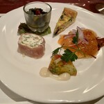 狐狸庵 - ★キッシュロレーヌ、生ハム・ハーブチーズ&シーフードのテリーヌ
      (シーフードのテリーヌは海老が使われてるとの事で、サーモンマリネで代用して頂きました)
      ん？？1品メニューに載ってないモノがある！！