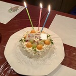 狐狸庵 - ★お楽しみのデザート
      マスターお手製のメロンと葡萄を散りばめた、中には桃をふんだんに使ってくれたホールケーキ♪
      参加者全員との写真撮影もして頂きました！
      今年も本当にありがとうございました！