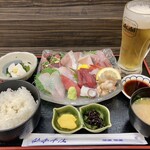 Uogashidokoro Sen - 12種の刺身定食＆ビール
