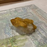 うを徳 - 赤ウニのにぎり(淡路島由良ウニ)