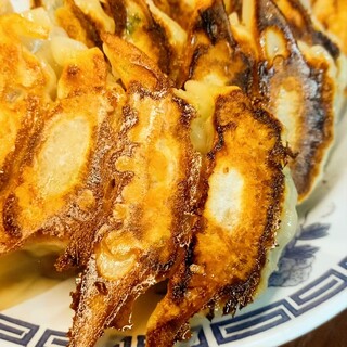 ＼とにかく餃子がうまい！／焼き師15年の技と味の集大成！！