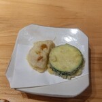 肴と鮨 津作 - 天ぷら（ズッキーニ・蓮根）