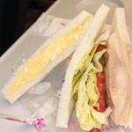 Puremiamu Sando Kafe Meruhen - グリルチキンとタマゴのペアサンド562円