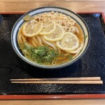 大和製麺 - 冷やし檸檬うどん(ランチタイム大盛り無料)￥600