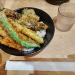Tachinomi Tempura Kiku - 彩りがとてもキレイな野菜天丼。甘長唐辛子(関西では割とメジャーな、長いバージョンのししとう)の鮮やかな緑がいっそう華やかさを引き立ててます♪