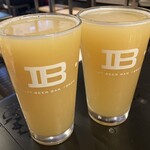 CRAFT BEER BAR IBREW - Full Hop AlchemistとBeer Bath、どちらも1pint1290円税別、柑橘系のジューシーなHazy IPA、以下価格は全て外税表記