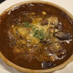 CRAFT BEER BAR IBREW - 牛スジ肉のチリコンカン890円、バケット300円も頼んで乗っけて食べるとさらに美味しさ倍増。