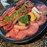 Yakiniku Suehirokan - 大皿（＾∇＾）