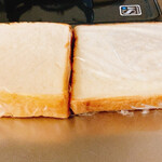 Ｂｒｅａｄ Ｃｒａｆｔ　オオウラ - 左:4枚切りミルク食パン　右:6枚切り錦食パン