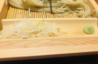Nagaoka Kojimaya - 薬味は竹の器にのっています