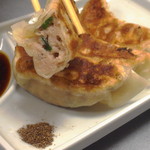 浅草名代らーめん 与ろゐ屋 - 鶏もも肉で仕上げた餃子は毎朝、ひとつひとつ餡から手作り。手作業で包んでいます。