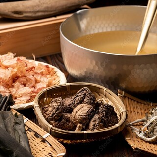 [Dashi soup] Dashi soup made with flavor, aroma, and richness extracted from thickly shaved bonito flakes