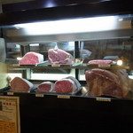 Nikubouzu - 寿司屋のようにカウンターのショーケースには肉の塊が並ぶ。みすじ、いちぼ、くり、など稀少部位も