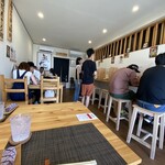 麺や 壱 - 店内はテーブル席が3卓とカウンター席が6席ほどありました