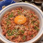 備長炭焼肉としゃぶしゃぶ 仔虎 - ユッケ丼大盛