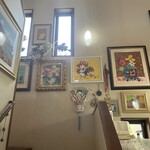 トミズダイナー - オーナーの趣味の絵画が沢山