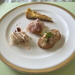 トミズダイナー - 左、すり身のフリッター、上からキッシュ、ラタトゥイユ、ひらすのタルタル