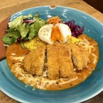 GOOD LUCK CURRY - バターチキンカレー、豚カツ、炙りチーズ、半熟卵